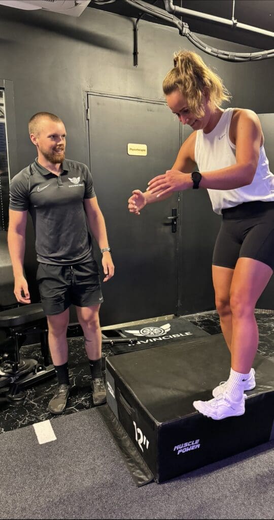 Sportfysiotherapeut begeleidt atlete tijdens sprongtest bij INVINCIBLE Fysiotherapie in Groningen